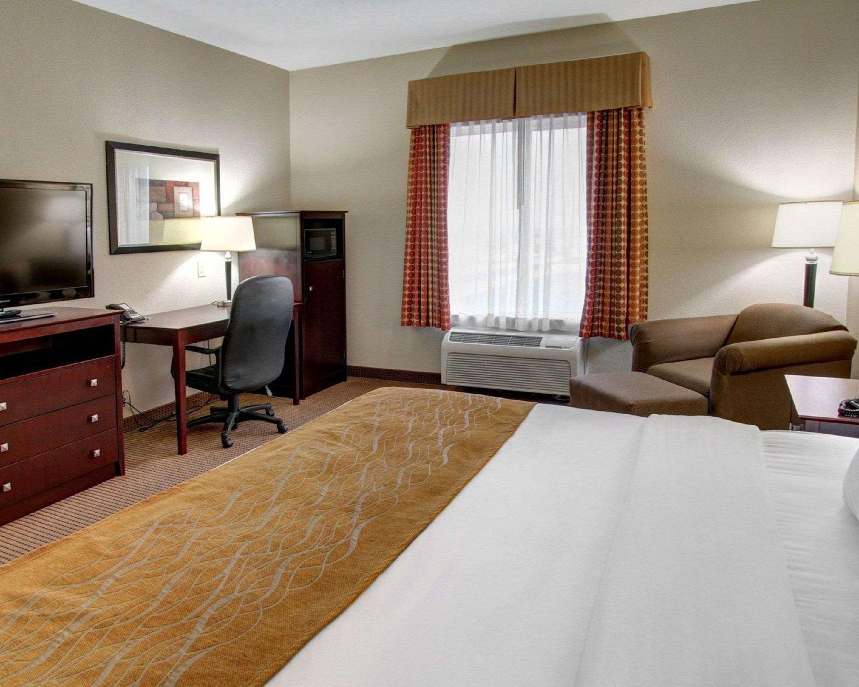 Comfort Inn & Suites Alvarado Exterior photo